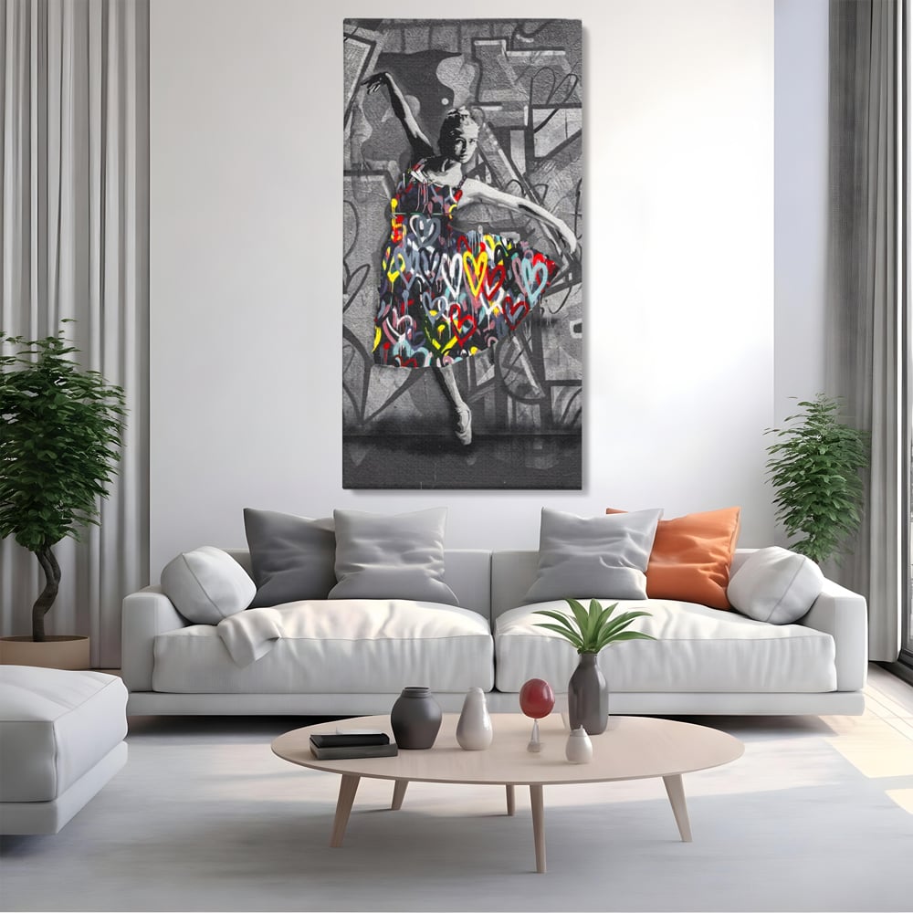 Tablou canvas cu tablou canvas cu balerina stilizata, fara rama, pe sasiu de lemn, pe perete intr-un living